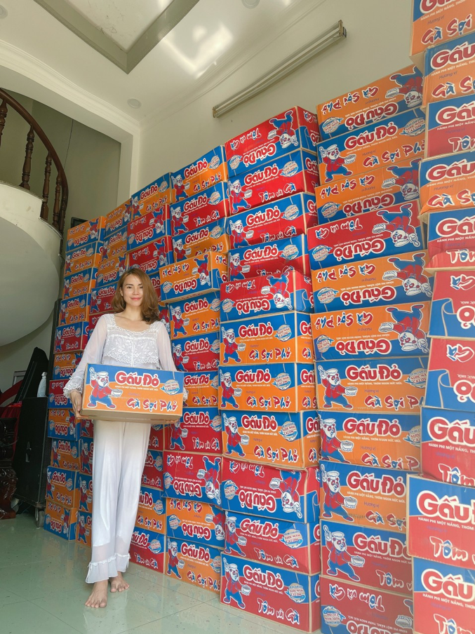 Khu vực nhà ở chẳng mấy chốc biến thành khu vực tập kết lương thực, thực phẩm tiếp tế