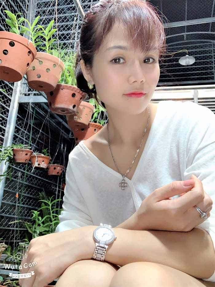 Cô giáo Tạ Thị Quyên trong một buổi giao lưu với khách hàng qua MXH