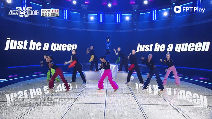 Trang phục bắt mắt, nhiều màu sắc LACHICA cùng Jo Kwon và nhóm Coming Out.