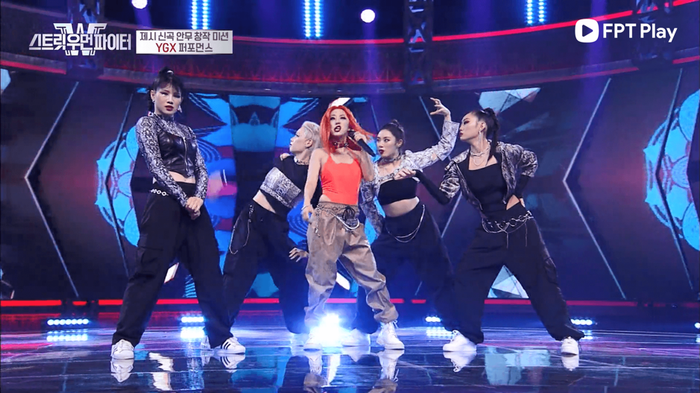 Jeo Jin đóng vai trò Jessi trong phần thể hiện của nhóm YGX.