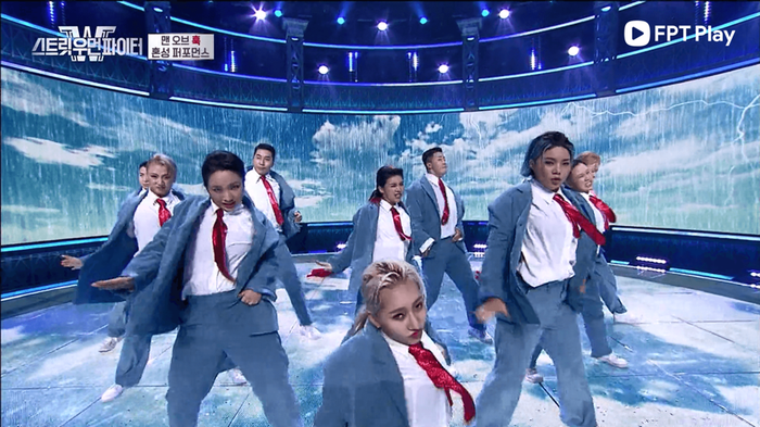 Phần trình diễn nhiều chiêu trò của Hook.