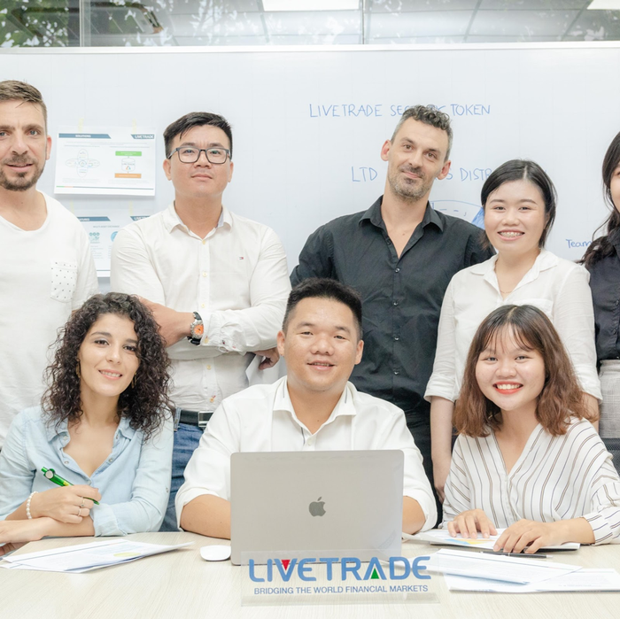 CEO Lê Phạm trong một buổi họp cùng các cộng sự
