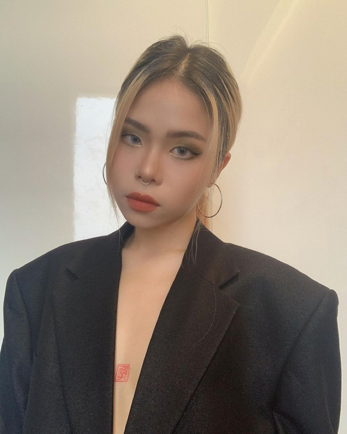 Bước ra từ cuộc thi Rap Việt, Tlinh không chỉ ghi dấu bởi tài năng mà còn được yêu thích bởi phong cách cool ngầu, chiếm được đông đảo tình cảm của giới trẻ. Cô sẽ kết hợp cùng đàn anh Tuấn Hưng trong một sân khấu remix loạt bản hit huyền thoại. Màn collab này sẽ bùng nổ như thế nào thì sẽ chỉ được hé lộ vào 19g ngày 10/11 thôi, hãy cùng chờ đón nhé! 