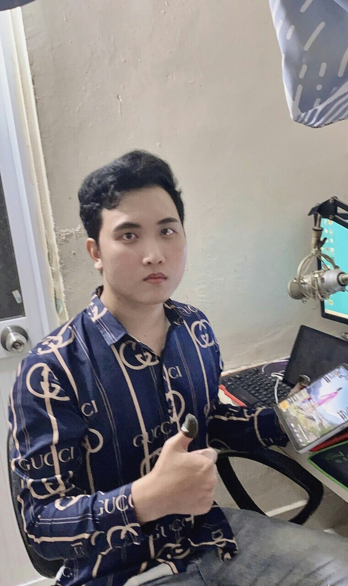 Chàng trai trẻ 9x chia sẻ bí quyết chơi game online.
