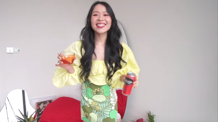 An Phương khá thích thú với combo “Chill vài lát” của Strongbow đến nỗi cô nàng đã chọn son môi đỏ để phù hợp với Strongbow vị Red Berries 