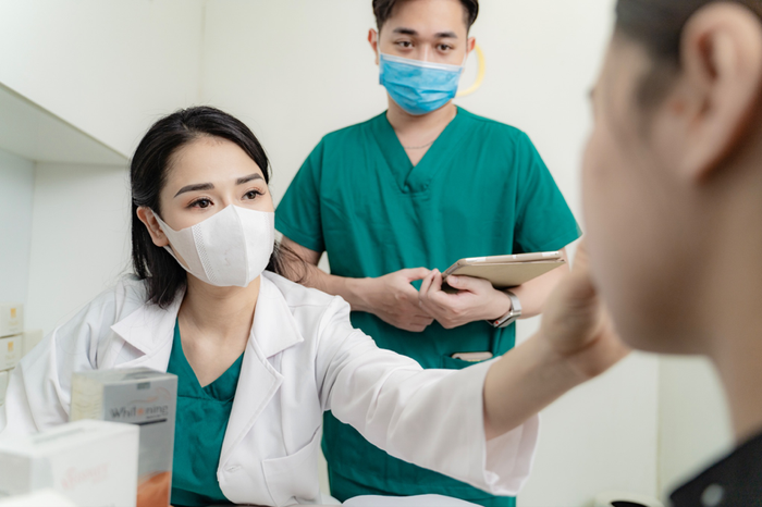 Nữ bác sĩ đang thăm khám và trò chuyện cùng khách hàng 