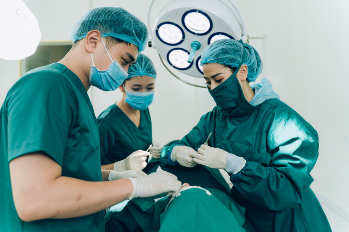 Bác sĩ Lan Phương (Dr Phương) trực tiếp trong một ca nâng mũi cho khách hàng 