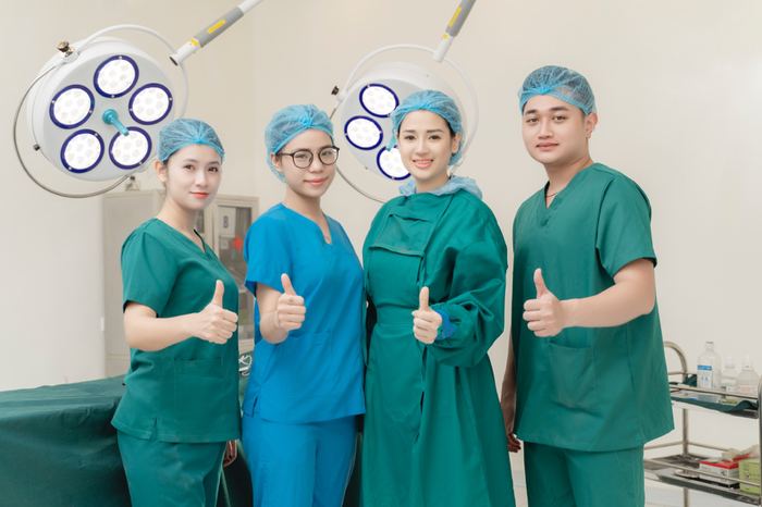 Dr Phương (thứ 3 từ trái sang) dịu dàng đầy cá tính trong màu áo bác sĩ phẫu thuật 