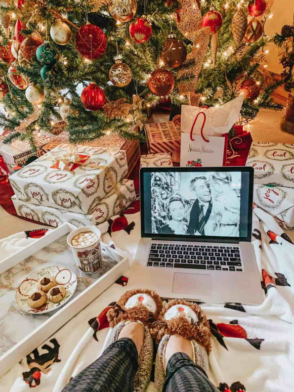 Quên hết cô đơn trong những thước phim ngập tràn âm hưởng Giáng sinh (Nguồn ảnh: chasing-cozy.com)