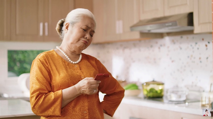 Tụi nhỏ thì buồn vì không có quần áo mới, bà thì lo vì lì xì nhỏ quá không biết con cháu có mất vui