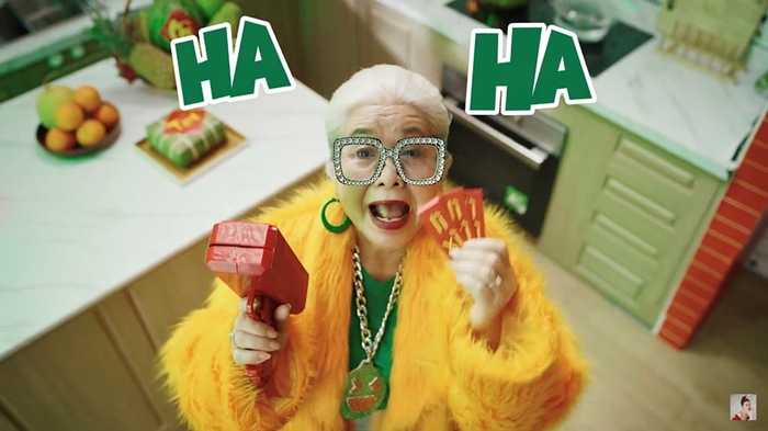 Người bà rapper quyền lực chất-phát-ngất chính là đây. Có hẳn cây súng bắn tiền siêu chất lượng thế này thì con cháu có khi còn vui hơn cả giá trị của chiếc phong bao.