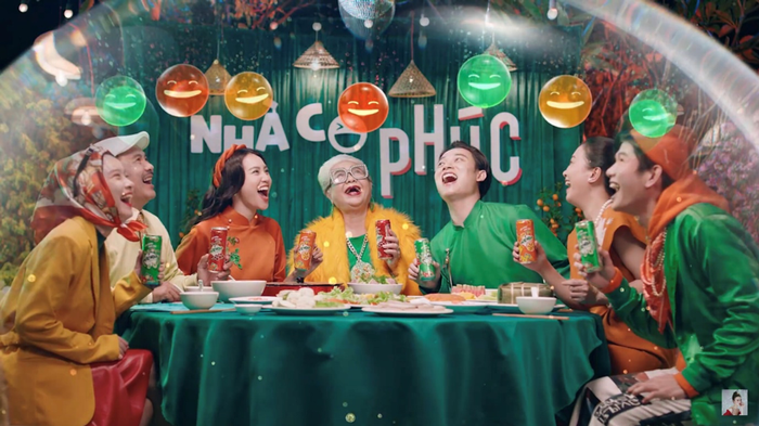 Cả nhà lung linh trong những bộ quần áo cũ được phối mới bên cạnh người bà rapper xịn nhất vùng trong một căn nhà tràn ngập sắc hoa và rộn rã tiếng cười