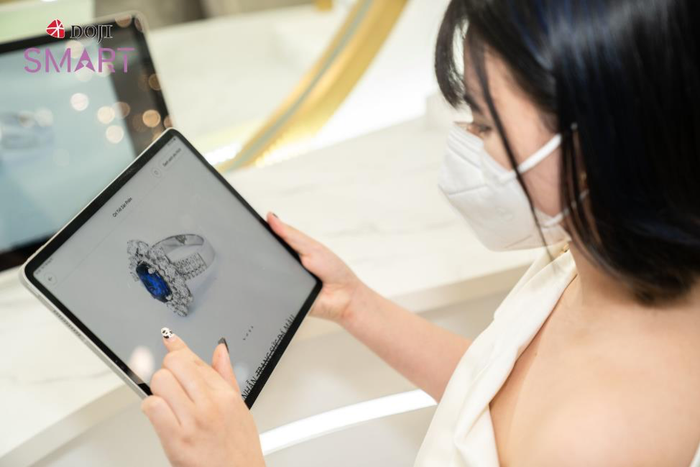 Mở đầu hành trình khám phá, khách hàng có thể tham khảo E-catalogue. Ứng dụng này giúp khách hàng chiêm ngưỡng trang sức một cách toàn diện bằng cách vuốt chạm, zoom in/zoom out, view 360°… để xem từng góc cạnh, chi tiết của sản phẩm.