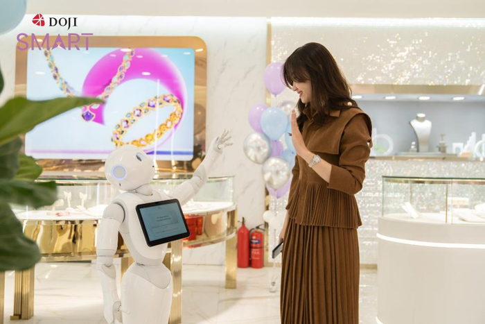 Bước vào không gian của DOJI Smart, Robot lễ tân Pepper - một trợ lý sử dụng trí tuệ nhân tạo (AI) với biểu cảm thân thiện và vốn tiếng Việt phong phú sẽ chào đón khách hàng. Robot có thể nhận diện khách hàng qua Face ID, ghi nhớ tất cả khuôn mặt và tên của khách hàng chỉ sau một lần gặp để chào khách hàng bằng tên thật trong những lần gặp sau.