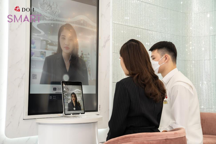 Độc đáo hơn, khách hàng còn được ướm thử các trang sức thông qua ứng dụng thử trang sức ảo bằng công nghệ AR – Wonder Touch. Chỉ cần đưa camera điện thoại/máy tính bảng vào bàn tay, ứng dụng sẽ tự động nhận diện bàn tay và lồng ghép nhẫn trực tiếp trên ngón tay khách hàng, giúp khách hàng trải nghiệm như đang đeo thực tế sản phẩm đó.