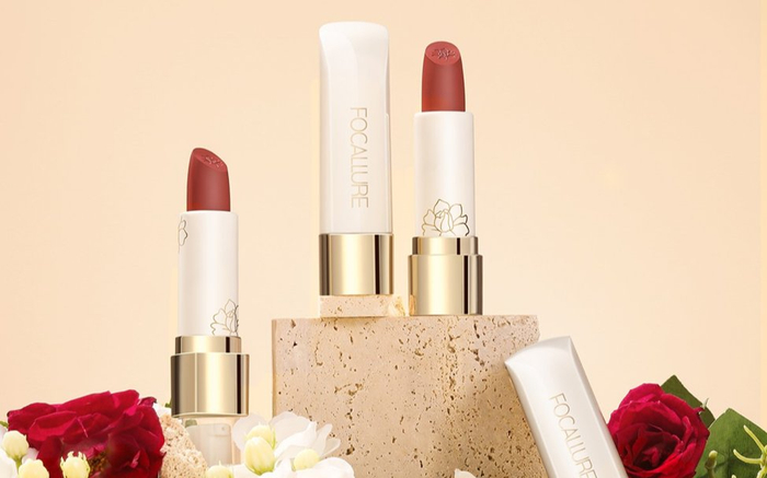 Chọn sản phẩm gì để make-up ra tông đỏ rượu vang đang là hot trend của mùa lễ hội? Ảnh 2