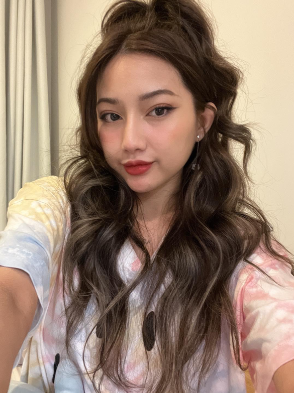 Diệp Lê trẻ trung với mái tóc French Balayage bồng bềnh mềm mại 