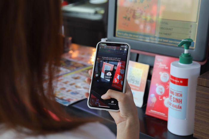 Thao tác đơn giản từ bước mở ứng dụng Shopee, chọn biểu tượng quét QR để quét mã tại điểm bán, nhập số tiền và thanh toán ngay