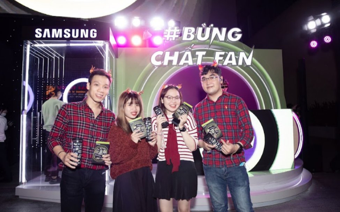 Tưng bừng 'mix' nhạc Giáng Sinh với lời nhắn từ fan tại Bitexco Ảnh 2