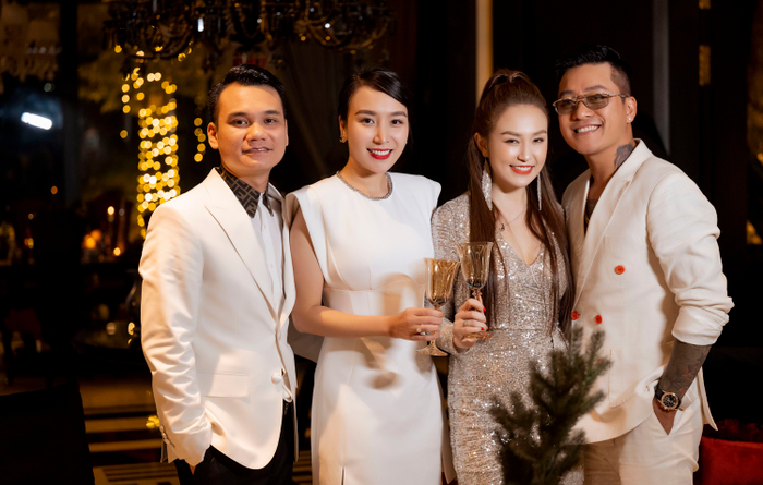 Vợ chồng ca sĩ Tuấn Hưng, Khắc Việt cùng nhau chụp hình khi hội ngộ tại đêm tiệc.