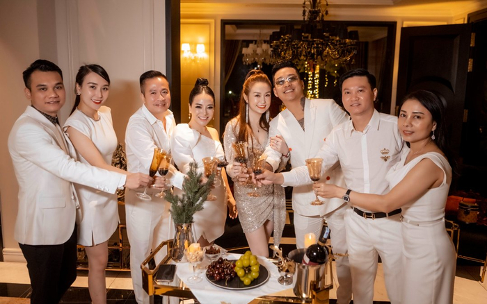 Vợ chồng Tuấn Hưng, Khắc Việt dự 'Dạ tiệc trắng' của doanh nhân Bích Nguyệt Ảnh 2