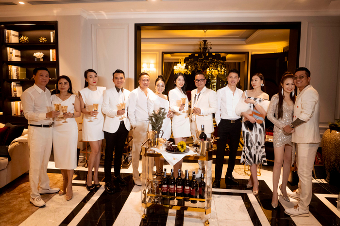 Buổi tiệc có sự góp mặt của vợ chồng ca sĩ Tuấn Hưng, ca sĩ Khắc Việt cùng với 3 cặp vợ chồng doanh nhân Chương Tailor, doanh nhân Đào Nguyên, doanh nhân Tùng vàng.