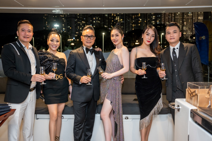 Vợ chồng doanh nhân Mai Anh Tuấn – Bích Nguyệt và vợ chồng ca sĩ Khắc Việt bay từ Hà Nội vào TP.HCM để tham dự buổi tiệc cuối năm của “ông trùm veston” Chương Tailor.