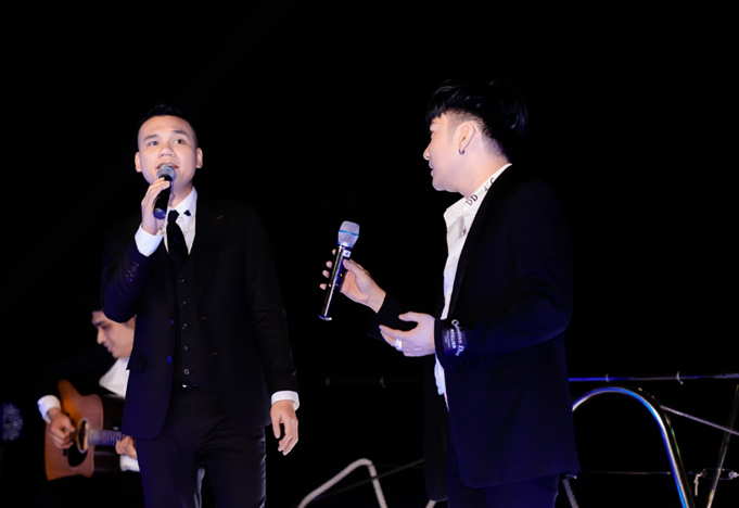 Ca sĩ Khắc Việt – Quang Hà cùng nhau thể hiện bản hit “Ngỡ” để dành tặng vợ chồng đại gia thời trang Chương Tailor các khách mời có mặt trên du thuyền.