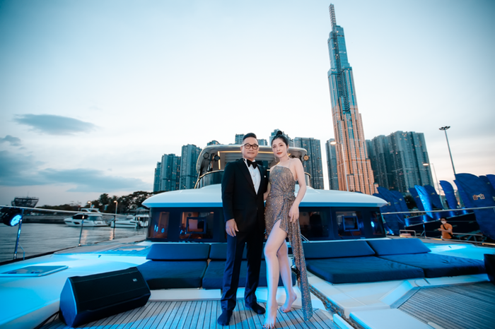 Cặp vợ chồng tranh thủ “thả dáng” trên du thuyền trăm tỷ trước giờ đón khách.