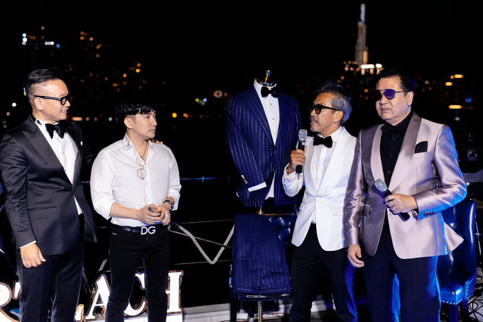 Trên du thuyền, các khách mời cùng nhau chìm đắm trong tiếng nhạc du dương, thưởng thức bữa ăn thượng hạng và chiêm ngưỡng vẻ đẹp hoa lệ của thành phố trên sông Sài Gòn rực rỡ ánh đèn.