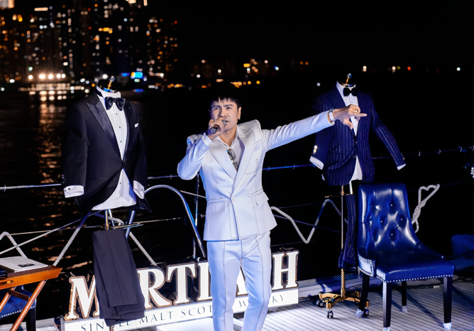 Ca sĩ Lương Gia Huy cũng khuấy động không khí bằng những ca khúc được remix sôi động.