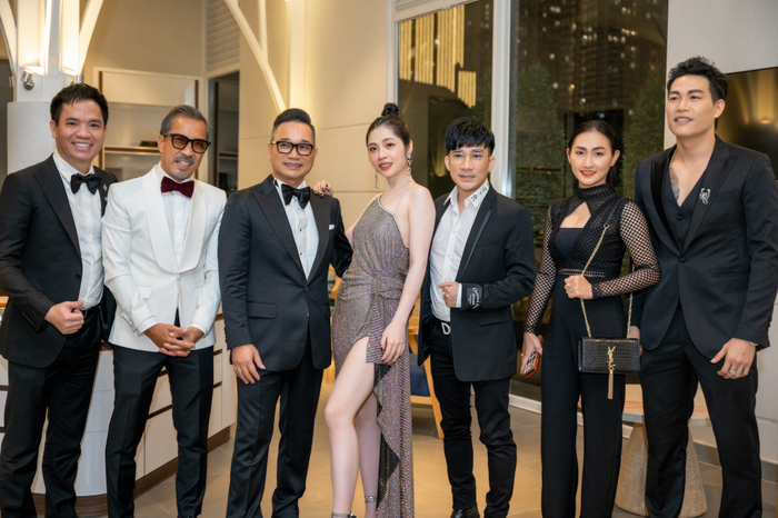 Fashionista Thuận Nguyễn (veston trắng), ca sĩ Quang Hà và ca sĩ Quách Beem cũng có mặt.