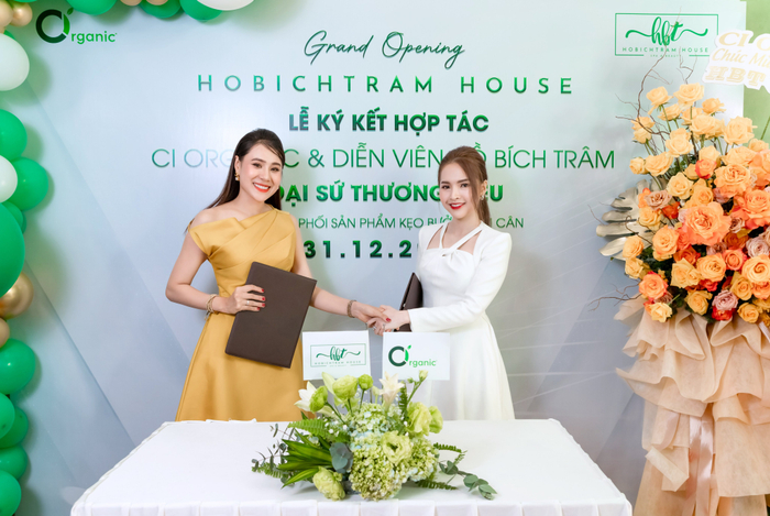 Hồ Bích Trâm và đại diện công ty Ci Organic Việt Nam tại buổi lễ ký kết hợp tác ngày 31/12.