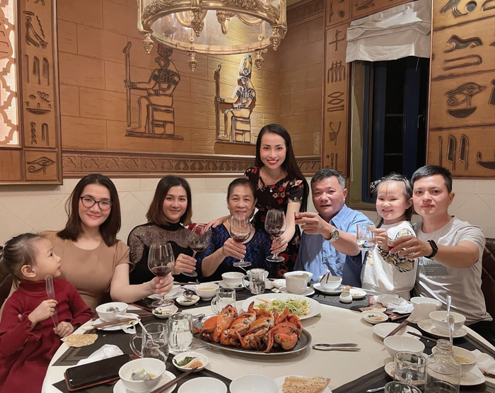 Hoa hậu Hoa Quyên đón sinh nhật ấm áp bên gia đình Ảnh 6