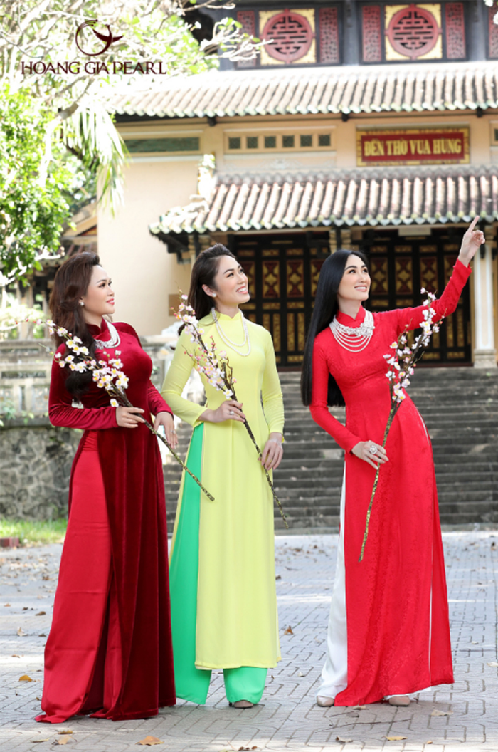 Các chuỗi ngọc trai trong bộ sưu tập Du Xuân đều được chế tác, trau chuốt tỉ mỉ từ những viên ngọc trai quý hiếm do Hoàng Gia Pearl nuôi cấy tại hệ thống trại nuôi trai lớn nhất Việt Nam và được chế tác bằng phương pháp thủ công tinh xảo.