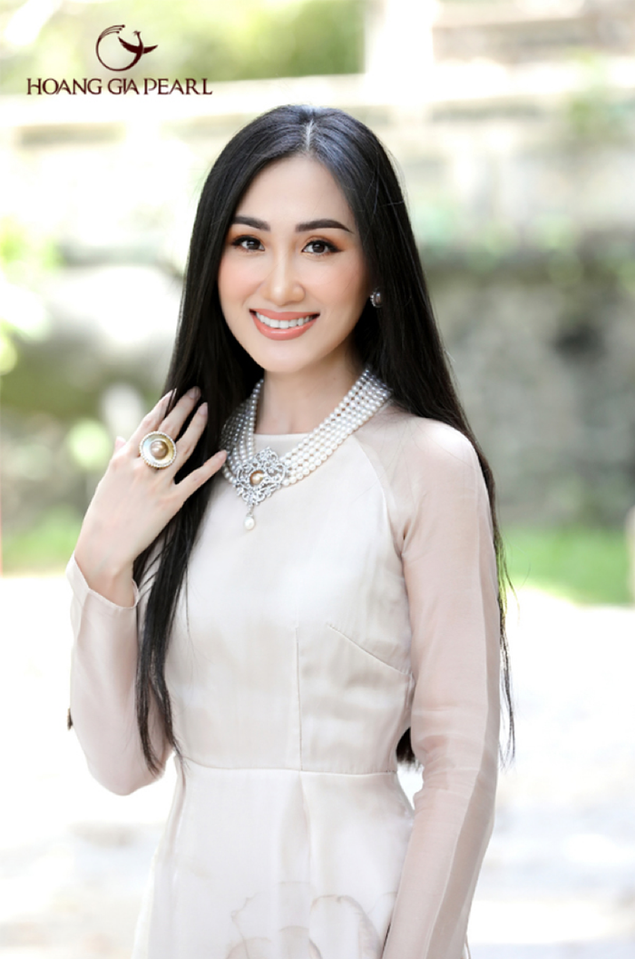 Áo dài và trang sức ngọc trai luôn là sự kết hợp đầy mê hoặc, những viên ngọc trai sang trọng lấp lánh được thể hiện trên tà áo dài nền nã, kết hợp một cách ấn tượng cùng các kiểu chuỗi, hoa tai ngọc trai sắc đen, trắng tạo nên vẻ thanh lịch cho phái đẹp.