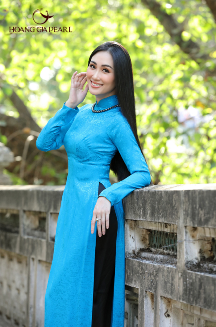 Ngọc trai có nhiều màu sắc và hình dáng. Bên cạnh sắc trắng nguyên thủy, phái đẹp có thể chọn ngọc màu vàng kim hoặc đen để phối cùng áo dài truyền thống. Ngọc trai đen Tahiti do Hoàng Gia Pearl nuôi cấy đều có hình dáng, màu sắc tự nhiên gồm cả những loại ngọc biển sâu thuộc nhóm ngọc trai quý hiếm.