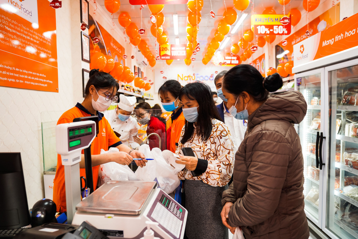 Ảnh: Khách hàng được tư vấn chọn lựa hải sản tươi ngon tại một cửa hàng Natufood