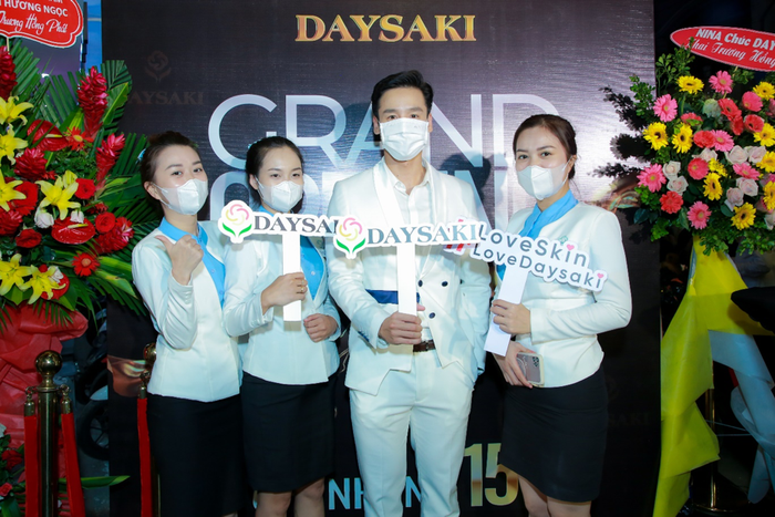 Các bạn nhân viên, quản lý của DAYSAKI giao lưu cùng Cao Xuân Tài