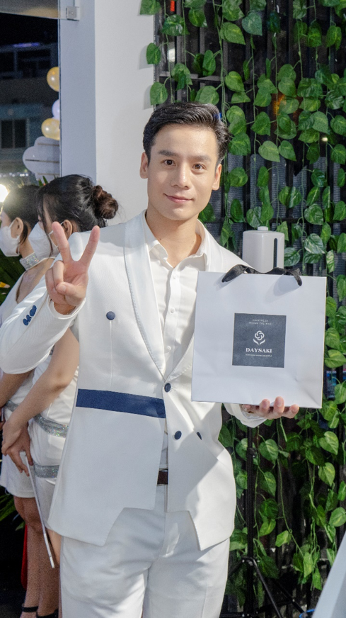 Nam vương cũng hứa hẹn sẽ quay lại DAYSAKI để chọn mua những món quà hữu ích, giá trị dành tặng mẹ và chị gái trong thời gian tới.