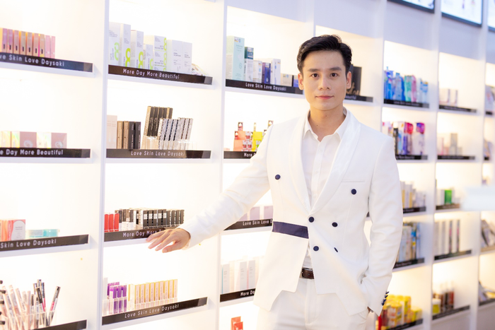 Nam người mẫu cũng được hướng dẫn tham quan cửa hàng DAYSAKI với khoảng 100 thương hiệu dược mỹ phẩm nổi tiếng, uy tín như La Roche Posay, SVR, Bioderma, Fixderma … cho đến những thương hiệu được “kê đơn” như Obagi, Heliocare, AKnicare …