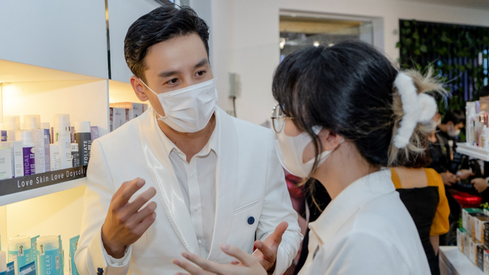 Anh trao đổi với nhân viên tư vấn của DAYSAKI về loại da và những lo ngại cũng như nhu cầu