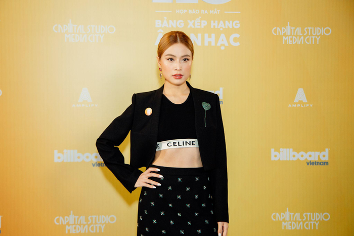 Hoàng Thuỳ Linh rạng rỡ trước ống kính phóng viên. Nguồn: Billboard Việt Nam.
