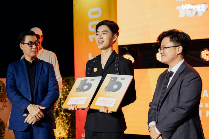 K-ICM hào hứng nhận giải khi có 2 ca khúc lọt vào Top 10 BXH Billboard Vietnam Top Vietnamese Songs tuần đầu tiên của năm 2022. Nguồn: Billboard Việt Nam.