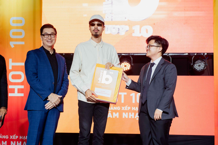 Rapper Đen Vâu nhận cúp vinh danh khi là một trong số những nghệ sĩ có ca khúc lọt vào Top 10 BXH Billboard Vietnam Top Vietnamese Songs. Nguồn: Billboard Việt Nam.