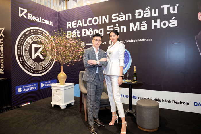 Ông Tim Dương – Tổng Giám Đốc Realcoin và Đào Hà – Giám đốc Truyền Thông Realcoin tại Realcoin Pop-up Store