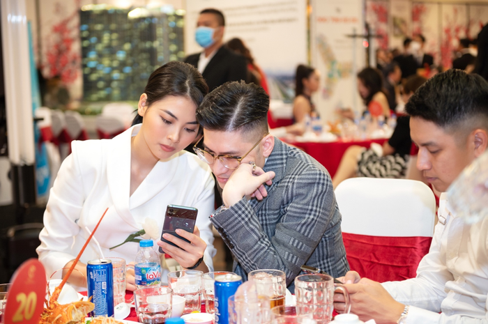 Đào Hà – Giám Đốc Truyền thông Realcoin đang trao đổi về hoạt động trong sự kiện cùng ông Tim Dương Tổng Giám Đốc Realcoin