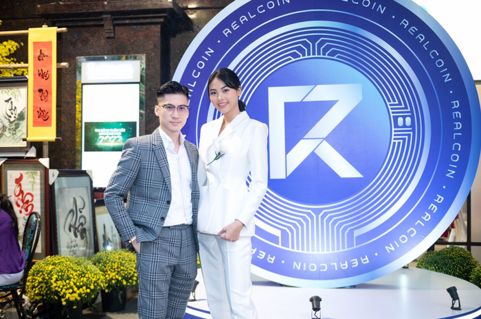 Ông Tim Dương – Tổng Giám Đốc Realcoin và Đào Hà – Giám đốc Truyền Thông Realcoin cùng Đồng tiền xanh may mắn tại Léman Luxury