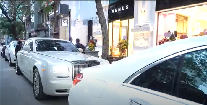 Dàn siêu xe dựng trước showroom thời trang Venus’Secret tại phố Lê Duẩn