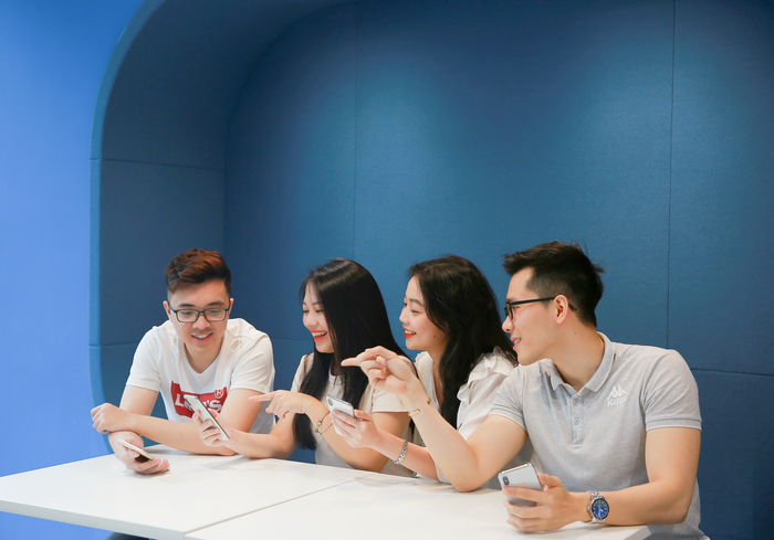 Giới trẻ hào hứng tham gia “săn” Hổ vàng 9999 trên ví VNPAY đầu năm mới.